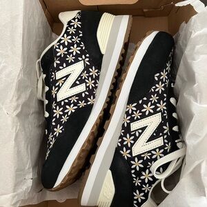 New Balance Daisy Sneakers!
